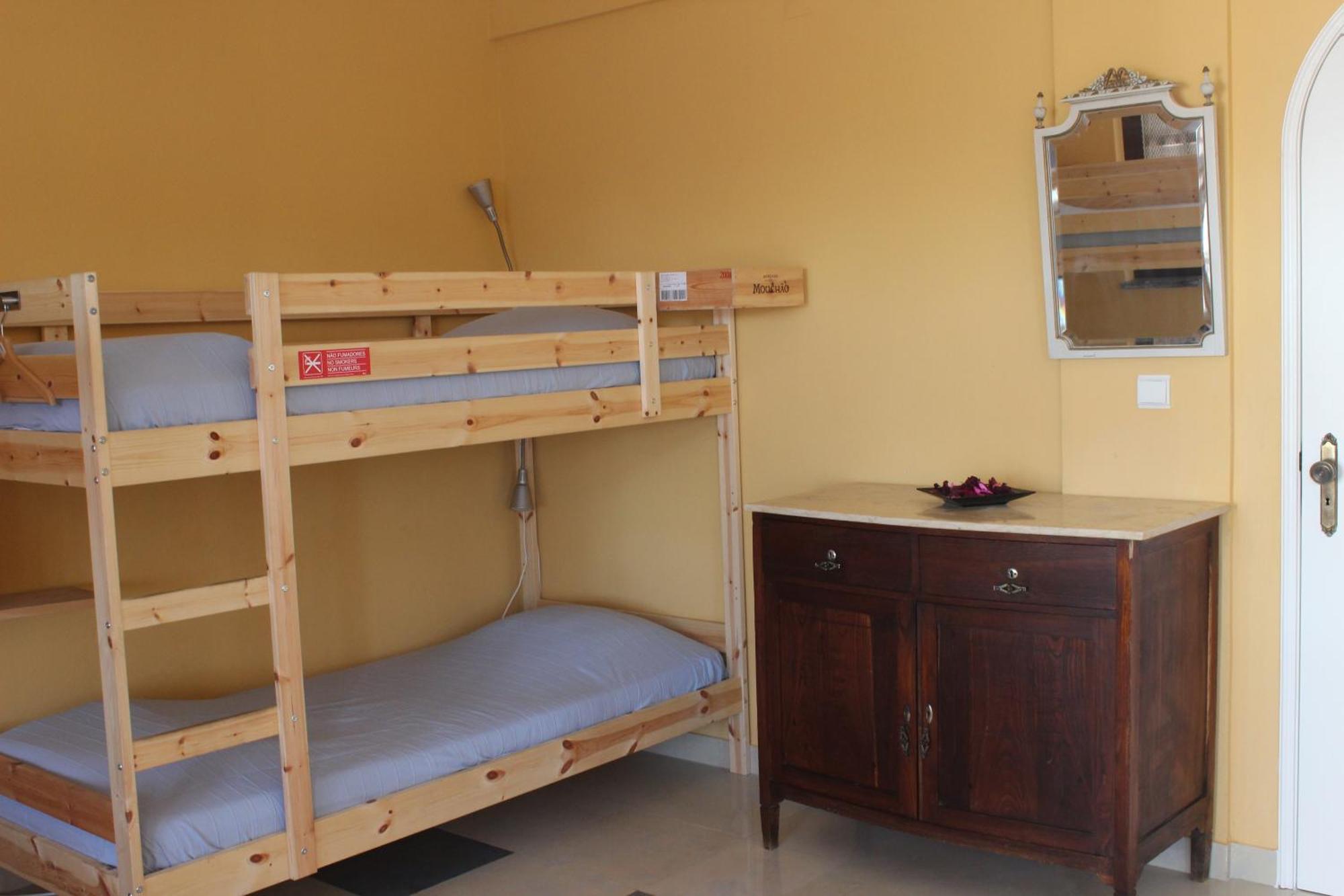 Ericeira Chill Hill Hostel & Private Rooms - Peach Garden Oda fotoğraf