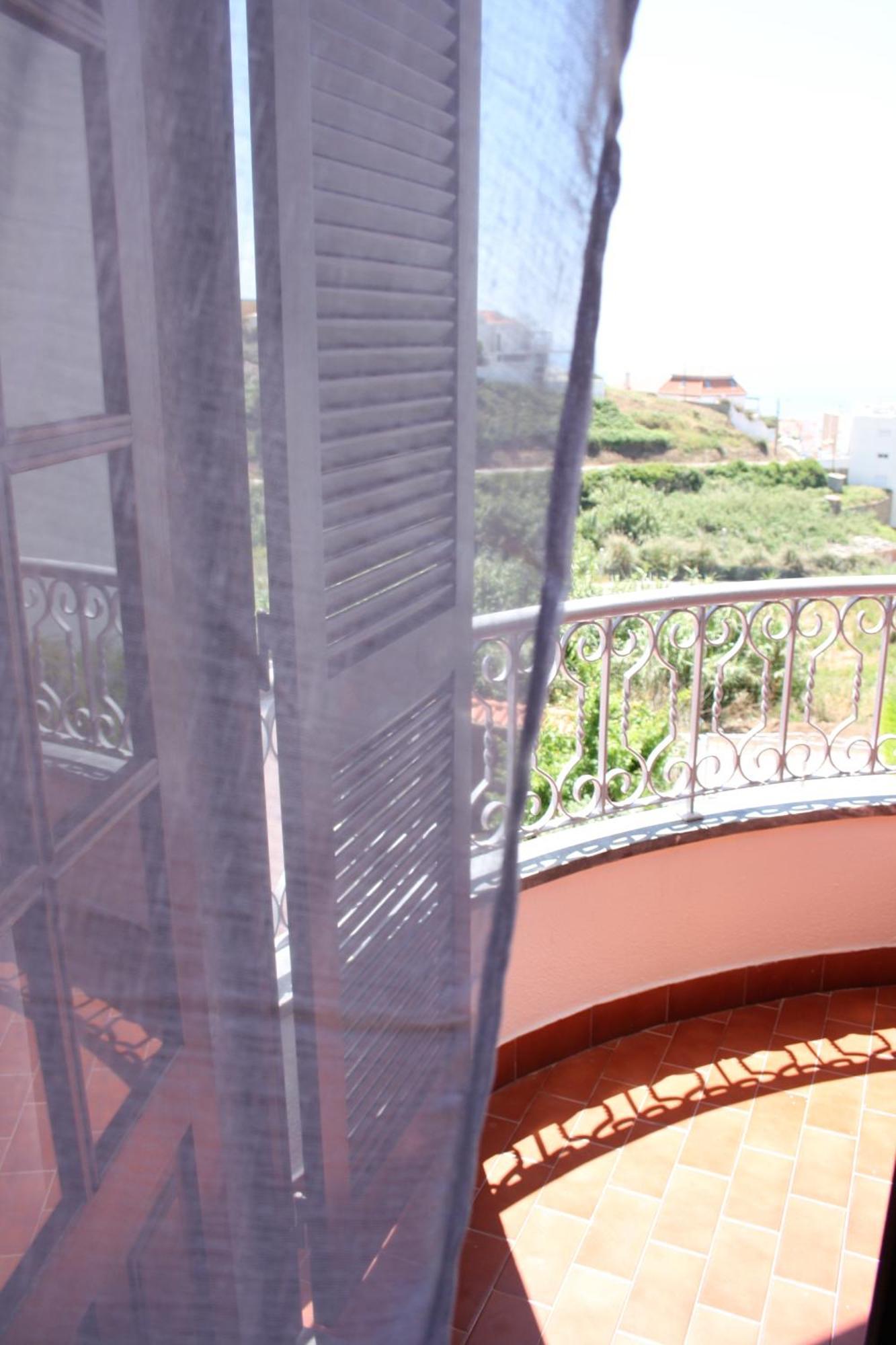 Ericeira Chill Hill Hostel & Private Rooms - Peach Garden Oda fotoğraf